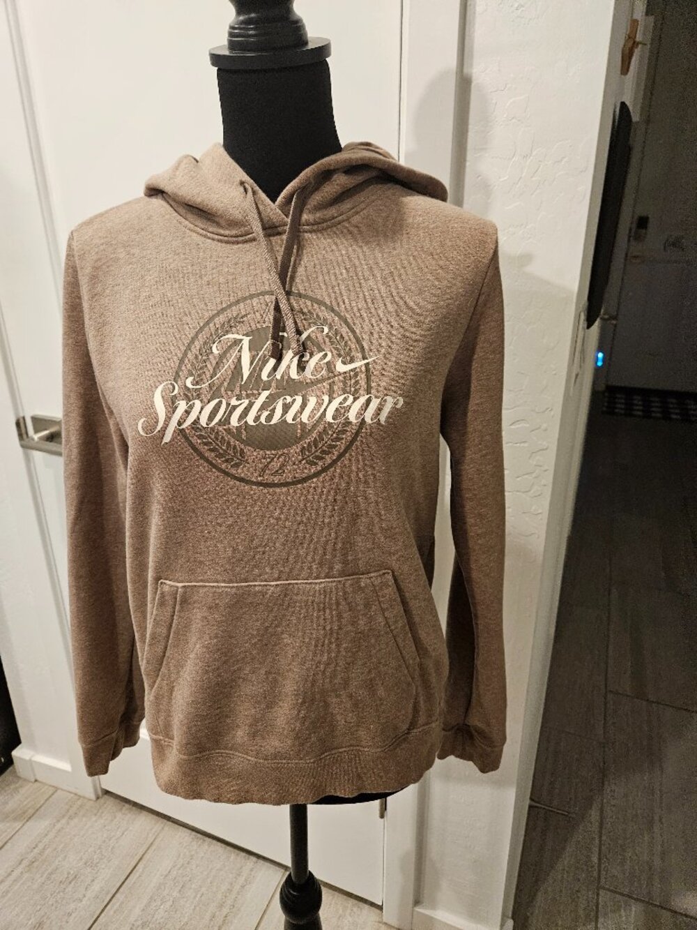 Nike Sportswear Club Fleece Women's Graphic Hoodie - Brown / Tan Size (S) Small